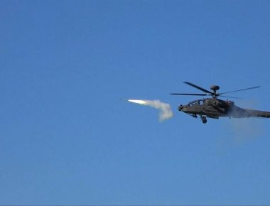 APACHE εκτοξεύει πυραύλους αέρος-αέρος στη Ν.Κορέα (βίντεο)